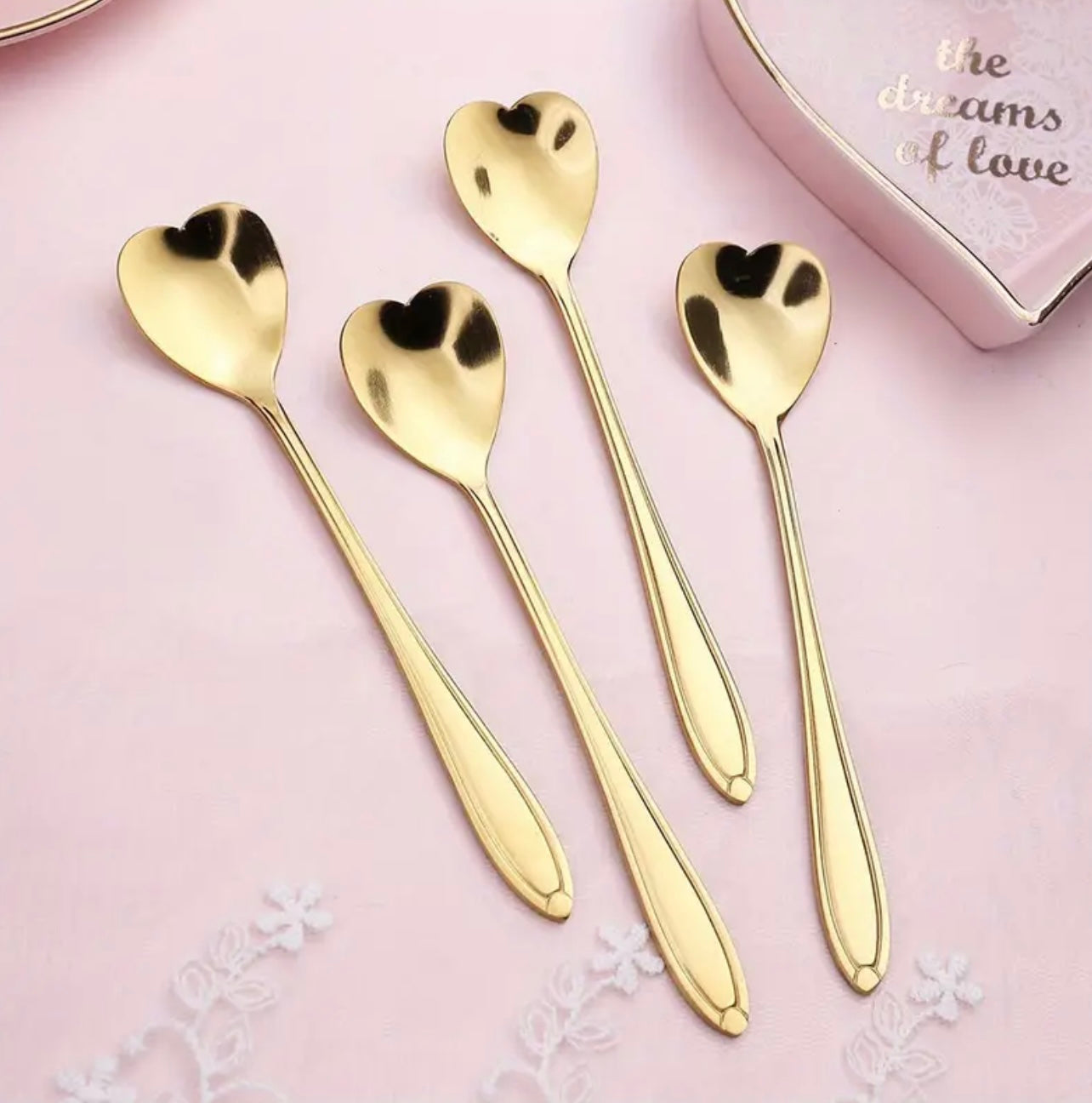 Cuillère dorée en forme de coeur